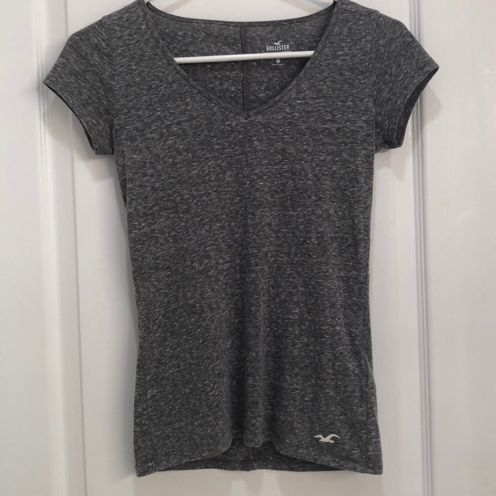 ✨ Hollister Must-Have Gray Top ✨